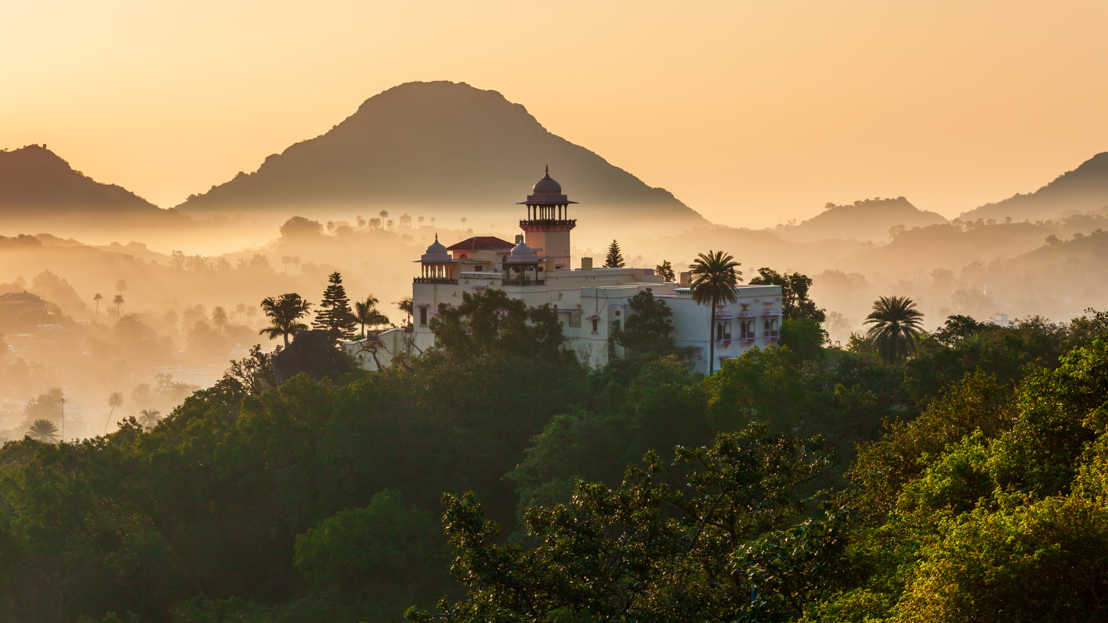 Read more about the article Exploring India’s Hill Stations with a Local Guide: A Journey Through Misty Peaks