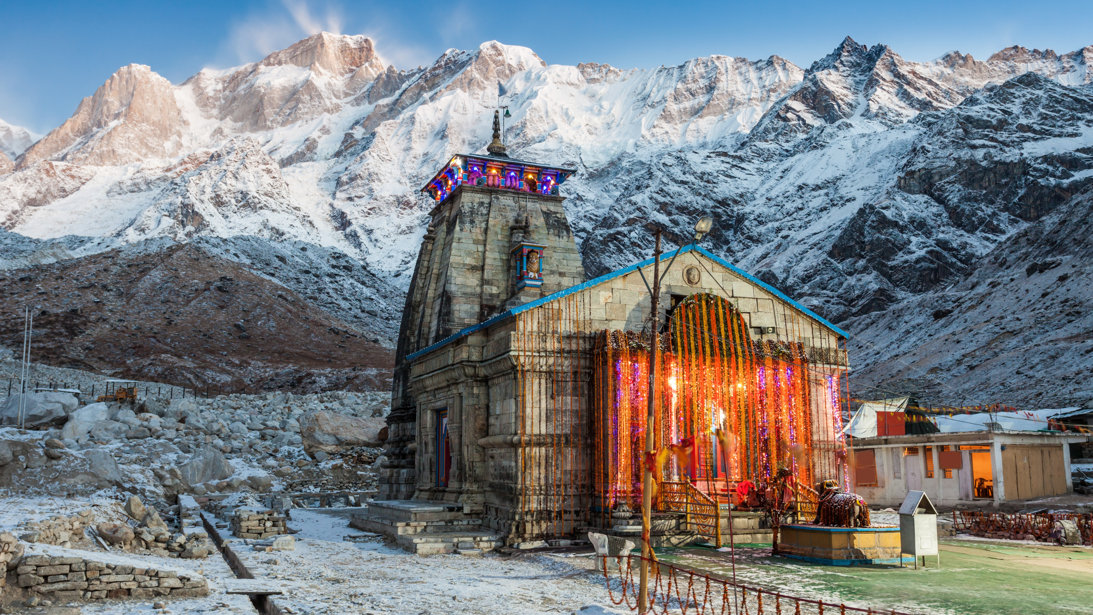 You are currently viewing Exploring India’s Temples with a Guide: A Journey Through Spiritual and Architectural Marvels