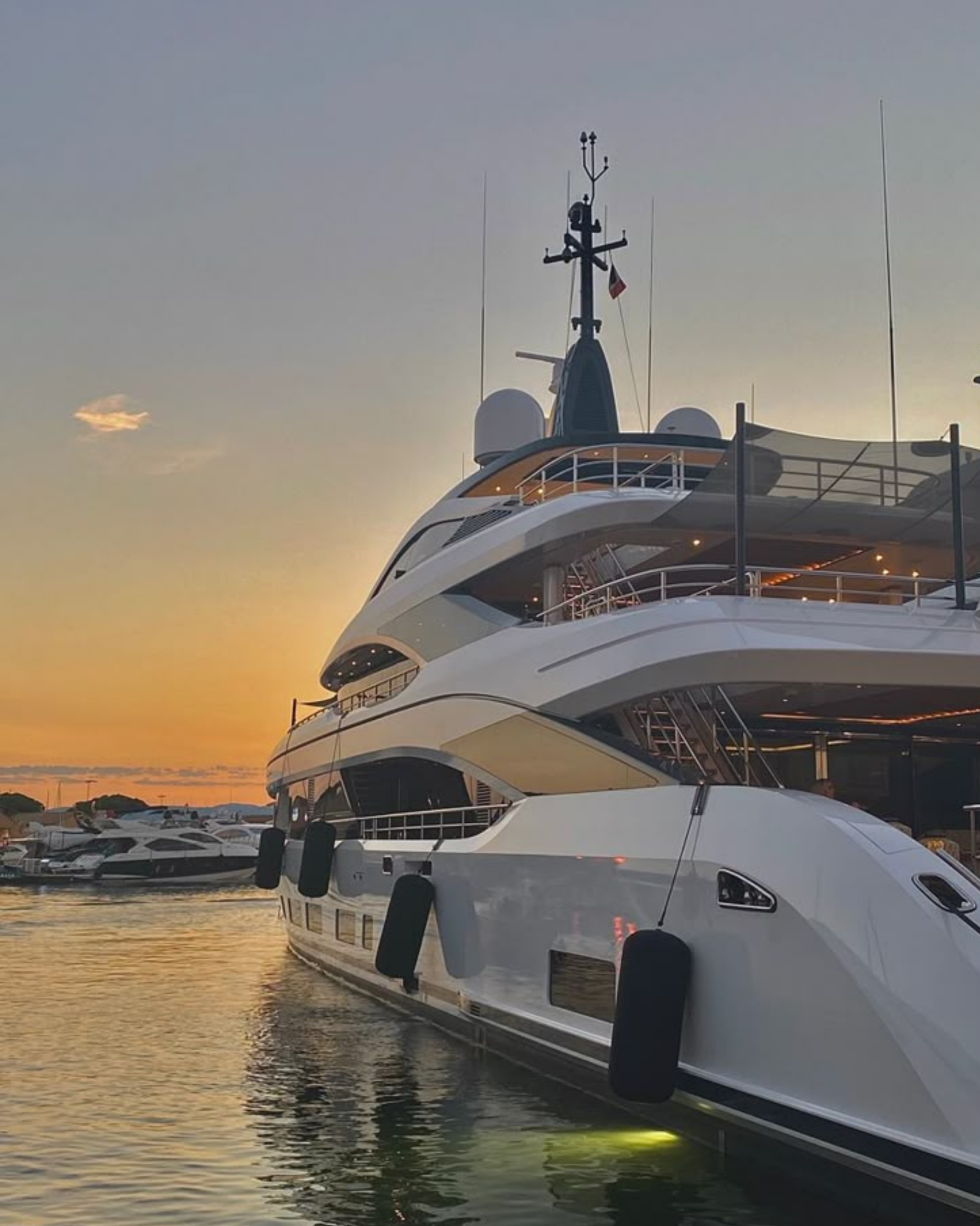 Luxury private sunset yacht in Mumbai Harbour
